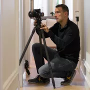 Fotógrafo en el interior de un edificio