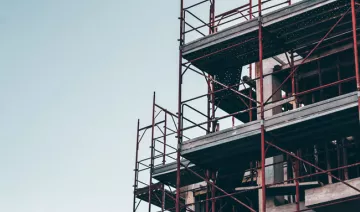 Obra con andamios de seguridad
