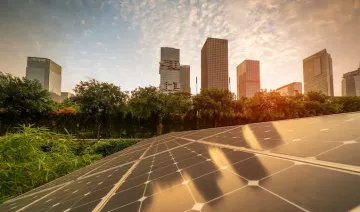 Una placa solar en el parque de una ciudad para alimentar el consumo energético de los edificios
