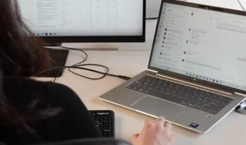 Una persona gestionant un edifici amb un ordinador