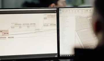 Una persona trabajando con una aplicación BIM en un ordenador de sobremesa