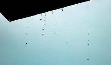 Agua cayendo por una ventana