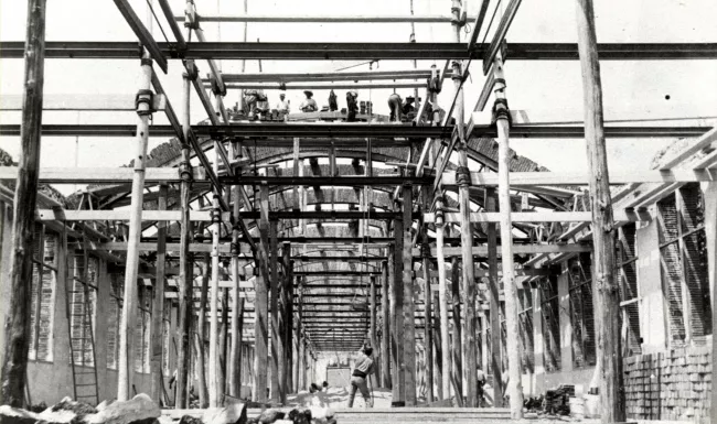 Construcción de la nave de la Fábrica Floris i Busquets de Canet de Mar, c. 1914-1916.