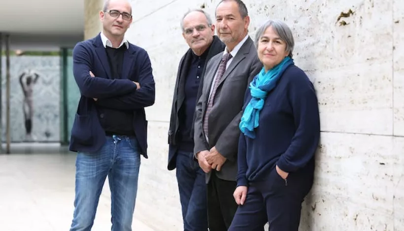 Foto de grupo de los ganadores del premio Prtizker 2021