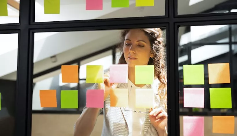 Mujer gestionando un proyecto con metodología Agile