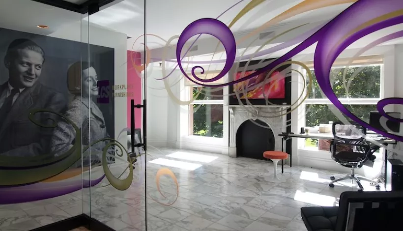 Interior de una oficina con decoración acristalada