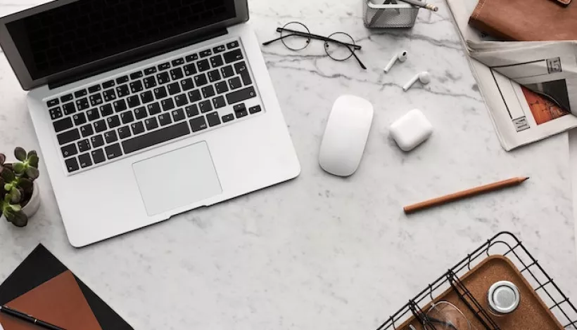 Un ordenador portatil en un escritorio