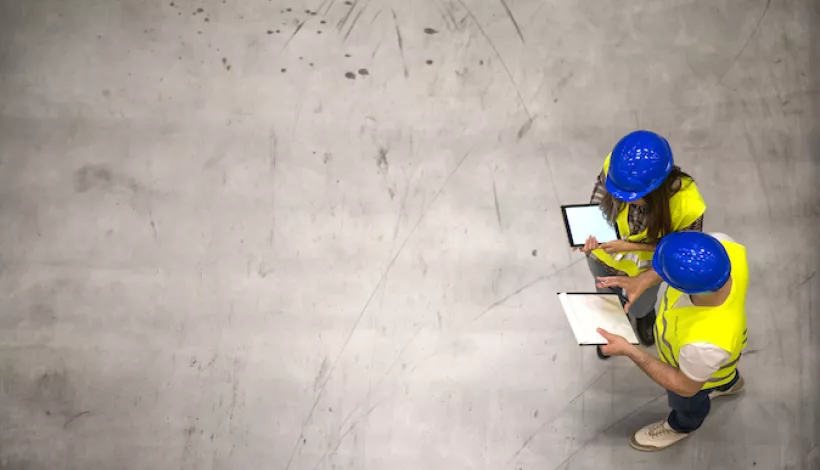 Arquitectos trabajando en un proyecto con materiales pesados
