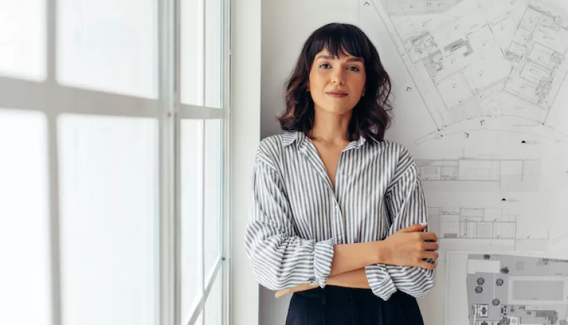 Arquitecta junto a un plano