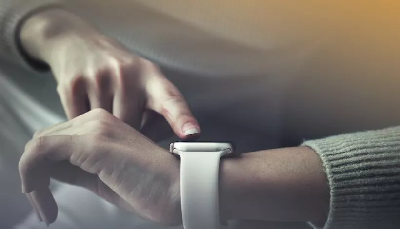Persona mirando un smartwatch