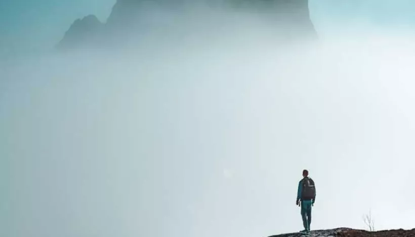 Hombre mirando a una montaña