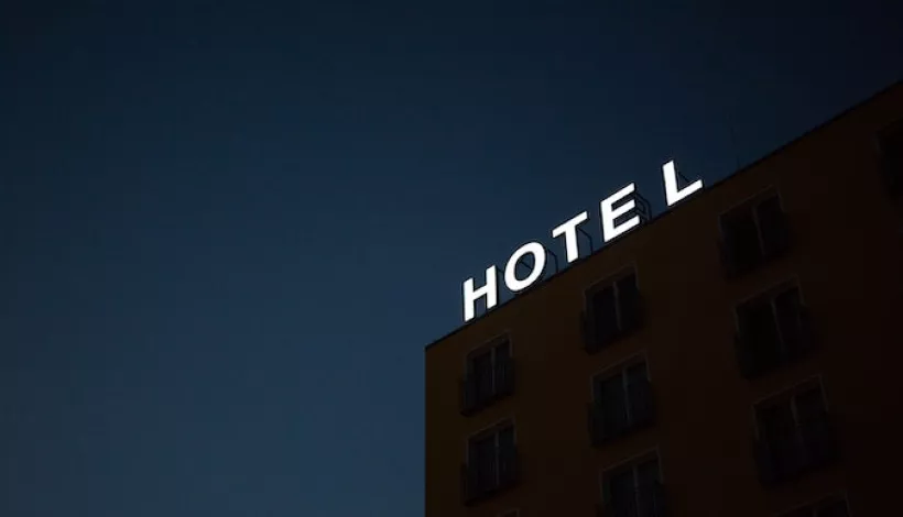 Cartel nocturno de un hotel
