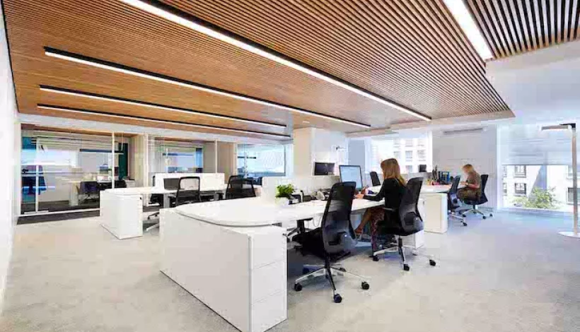 Iluminación interior en una oficina