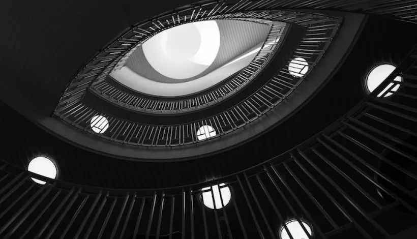 Perspectiva de la iluminación en el hueco de una escalera