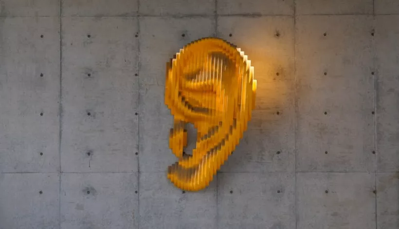Representacion artística de una oreja iluminada