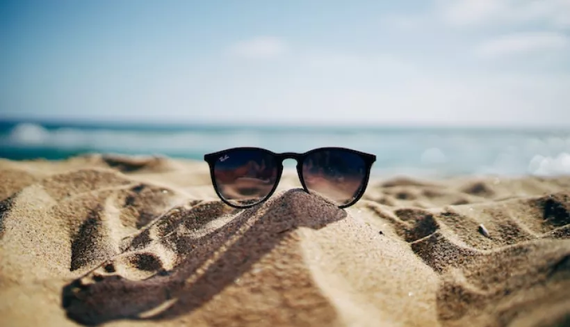 Gafas de sol sobre la arena de la playa