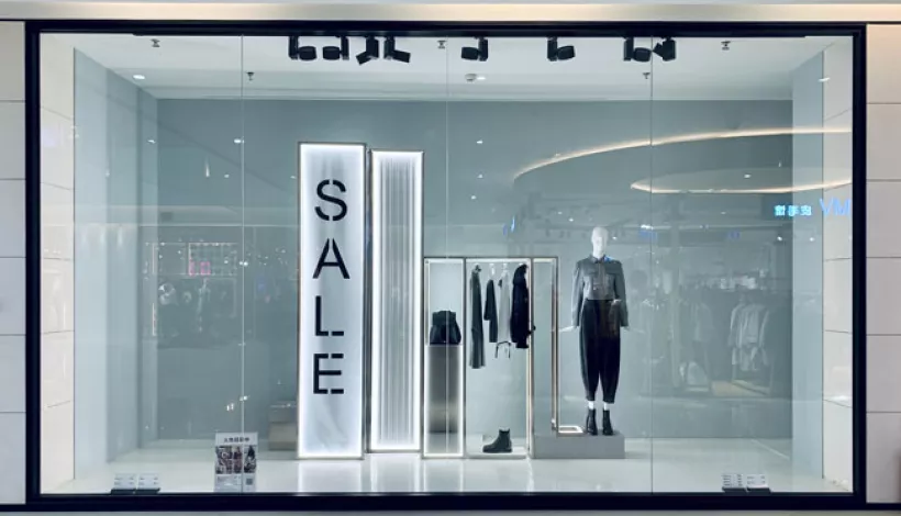 Escaparate de una tienda en rebajas