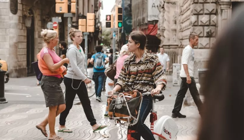 Chica con una bici en la Ramblas de Barcelona