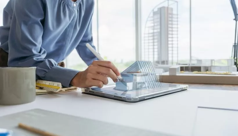 Arquitecto trabajando en una maqueta