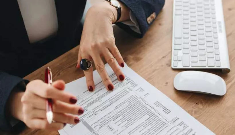 Arquitecta haciendo la declaración de Hacienda