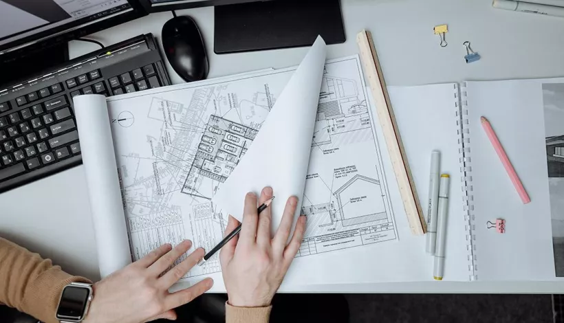 Una arquitecta dibujando planos