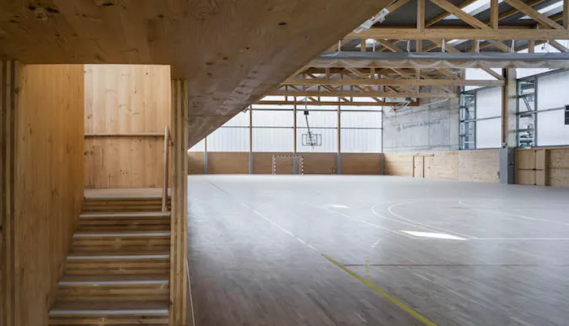 Pistas de baloncesto en un polideportivo