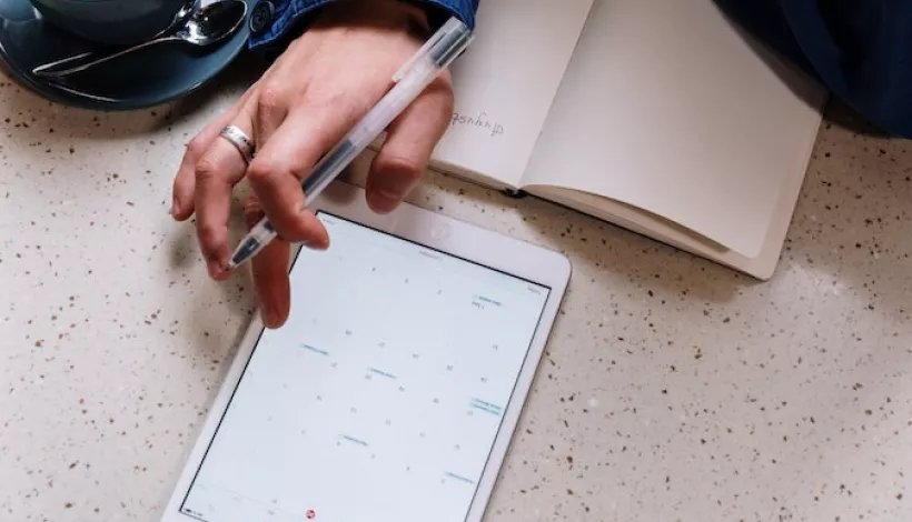 Mirando la agenda en una tablet