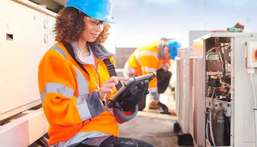 Arquitecta trabajando en una instalación