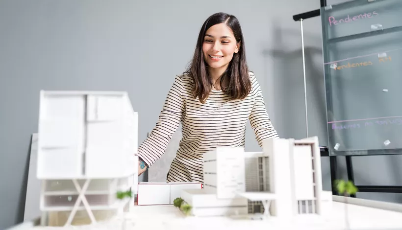 Arquitecta ante una maqueta de un proyecto