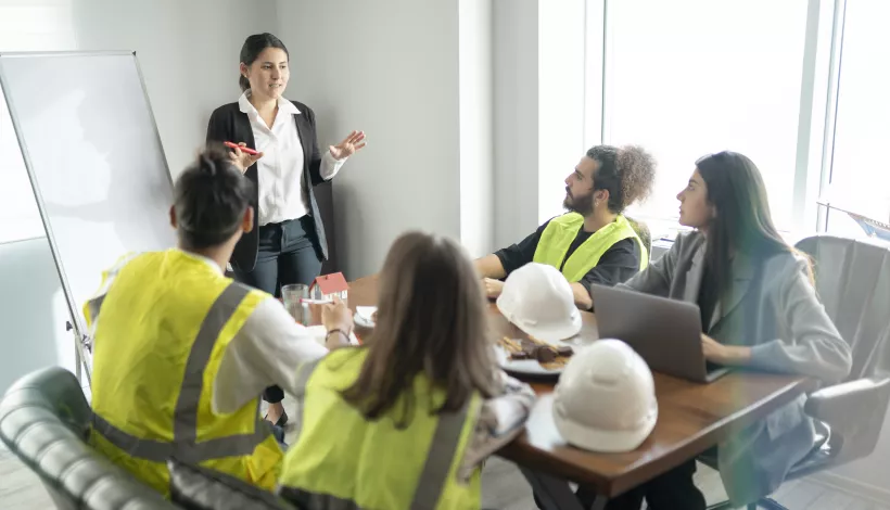 Arquitecta formando a técnicos municipales.
