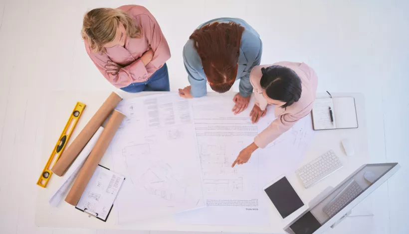 Project managers repasando unos planos de arquitectura