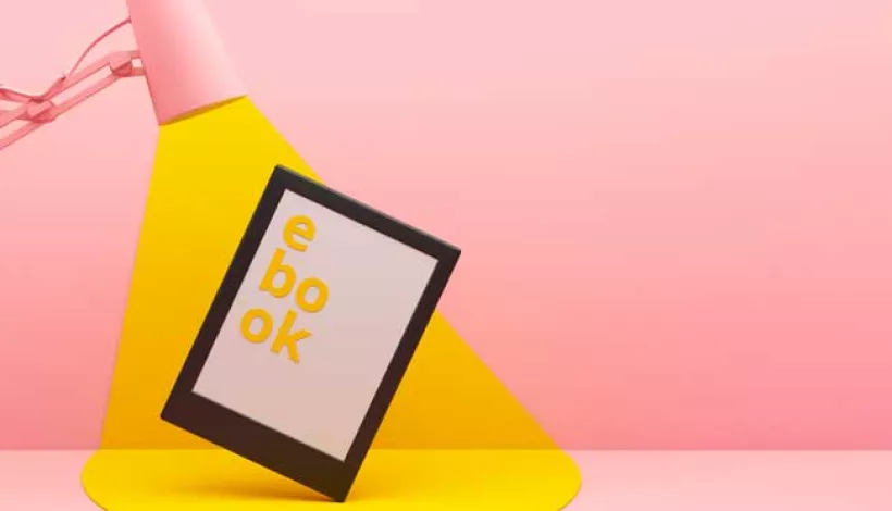 Lámpara iluminando un lector de ebooks