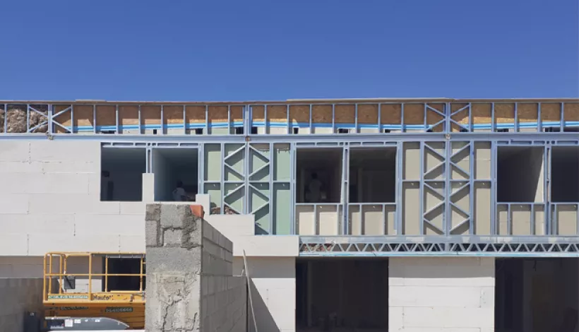 Edificio diseñado con arquitectura industrializada y sostenible