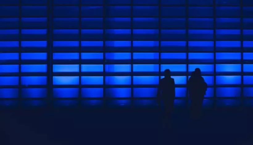 Dues persones a un edifici digitalitzat