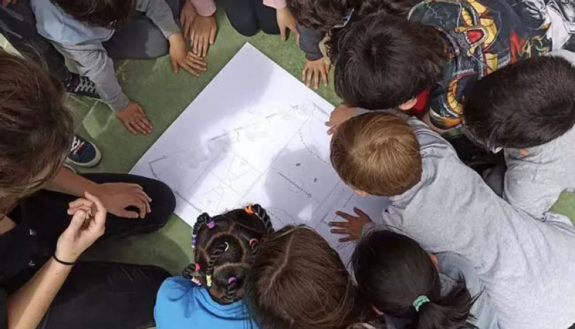 Niños mirando un plano arquitectónico