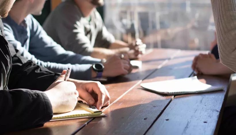 Reunión de trabajo en un despacho de arquitectos