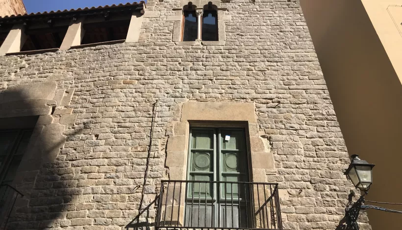 Fachada rehabilitada de un edificio antiguo