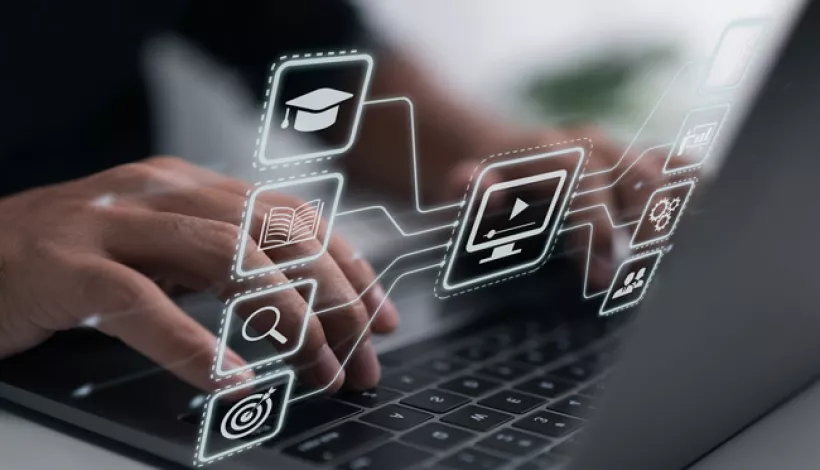 Una persona accediendo a un curso online