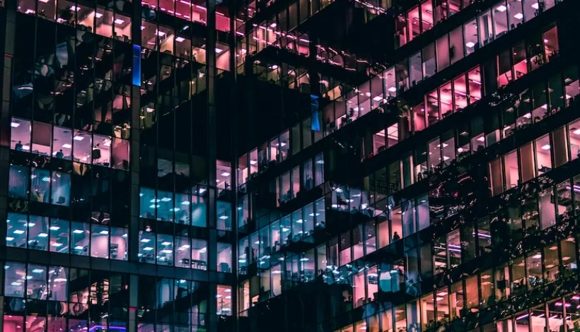 Edificio con las luces dadas durante la noche
