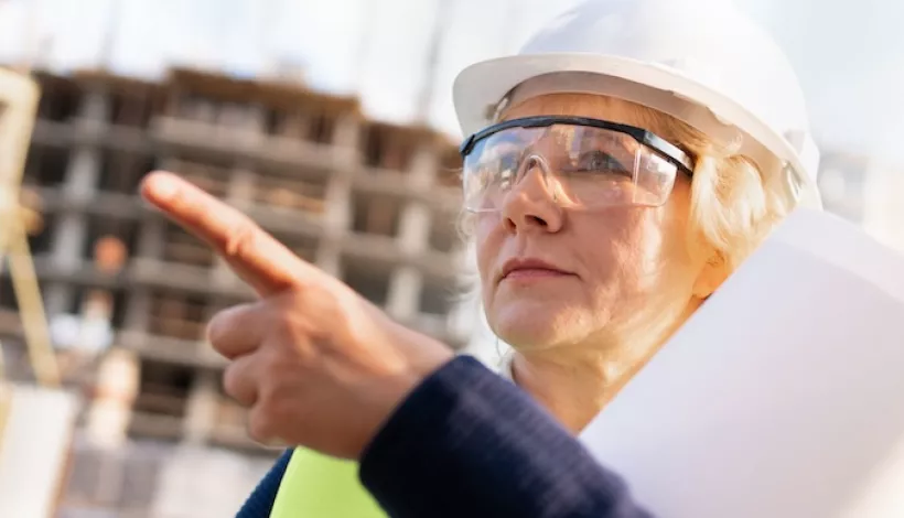 Una arquitecta senior contemplando unas obras