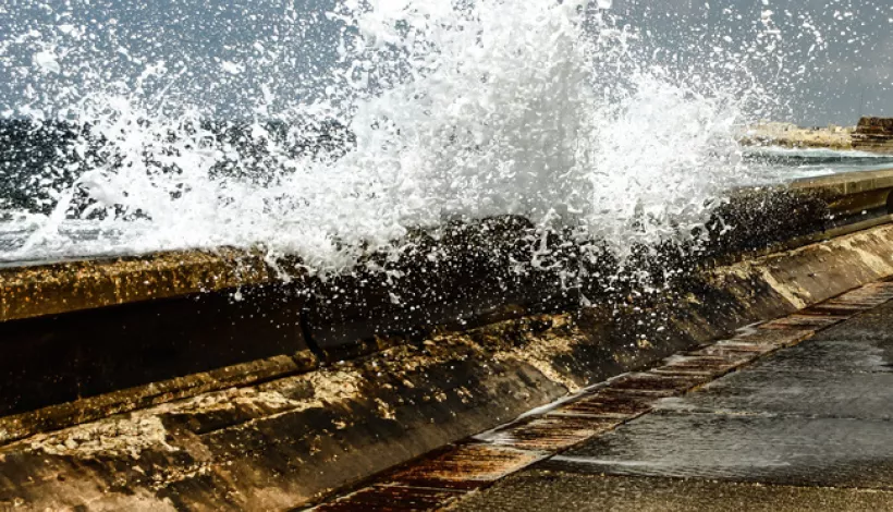 Olas en un paseo marítimo