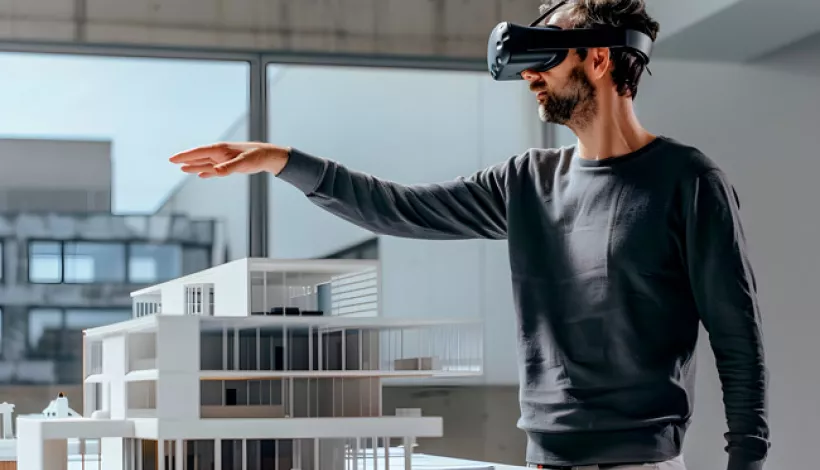 Arquitecto trabajando con gafas de realidad virtual
