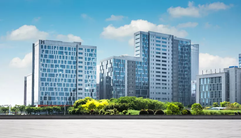 Edificios modernos bajo un cielo nublado