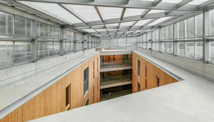 Interior de una estructura bioclimática