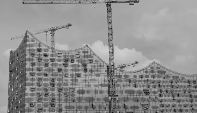 Grúas en la construcción de un edificio