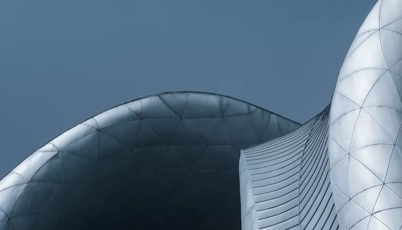 Edificio con líneas abstractas