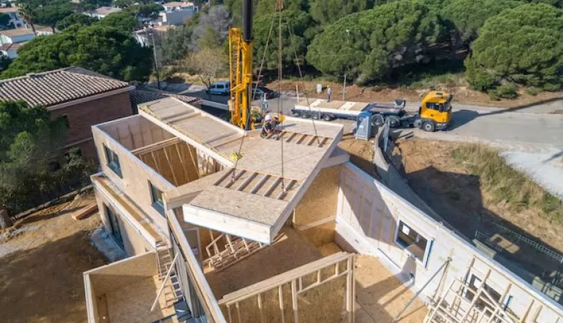Vista de una construcción con madera