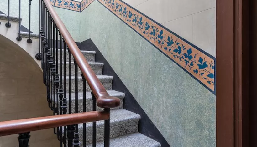 Escala de l'edifici rehabilitat al carrer Provença