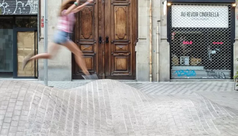 Noia saltant pel mercat del Born