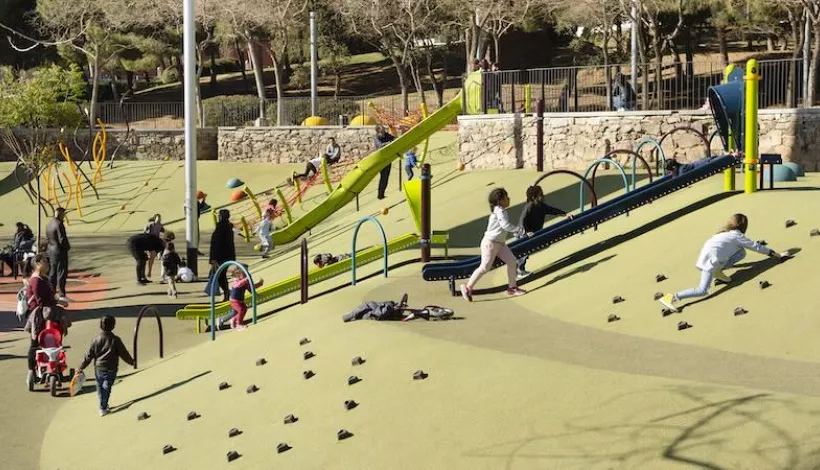 Niños jugando en el parque infantil